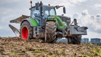 Deep ploughing with a Fendt 724 Vario